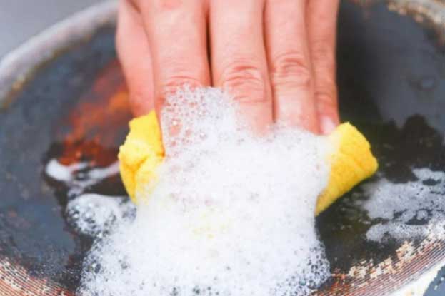Tuyệt chiêu làm sạch nồi, chảo bị cháy cực hiệu quả