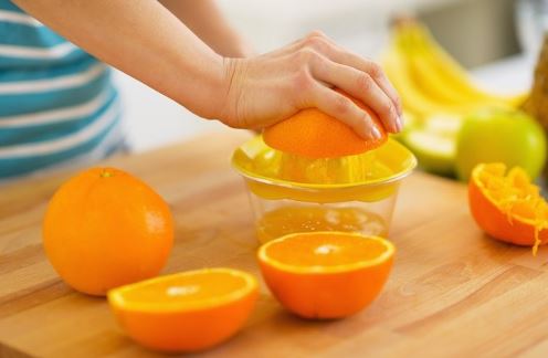 Vắt nước cam đừng vội cắt đôi rồi cả quả, làm theo cách này để không bị đắng lại nhiều chất bổ