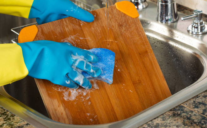 Rửa thớt bằng nước rửa chén, coi chừng rước bệnh cho cả nhà