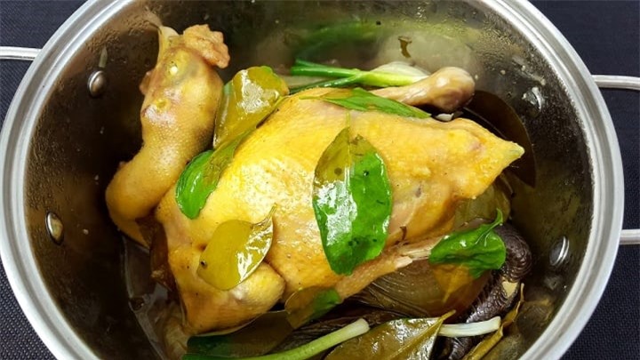 Cách luộc gà ngon không cần nước - 1