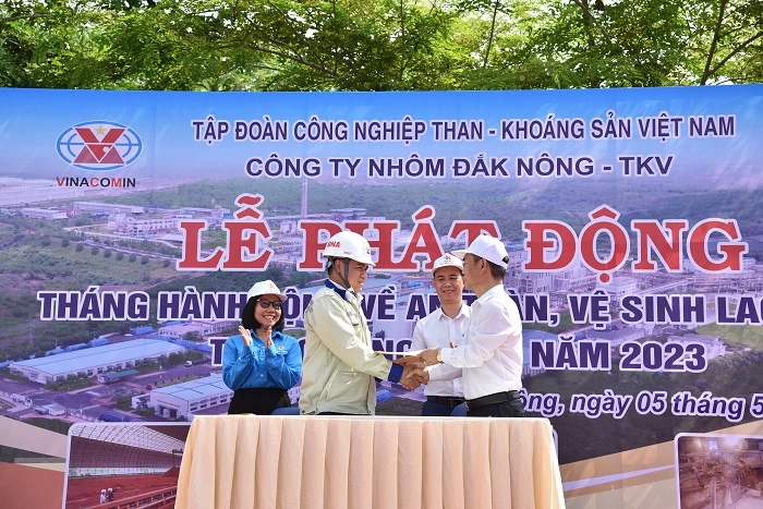 Đại diện người lao động ký cam kết thi đua trong tháng công nhân, tháng hành động vì ATVSLĐ với lãnh đạo Công ty Nhôm Đắk Nông.