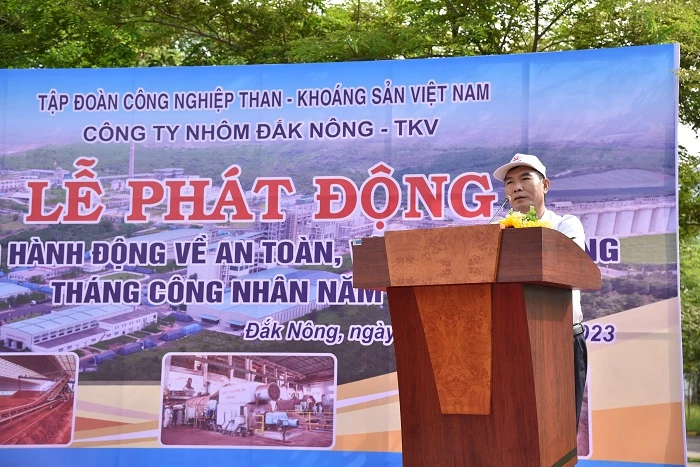Ông Ngô Tố Ninh - Chủ tịch Công đoàn, Phó Giám đốc Công ty Nhôm Đắk Nông, phát biểu tại buổi phát động.