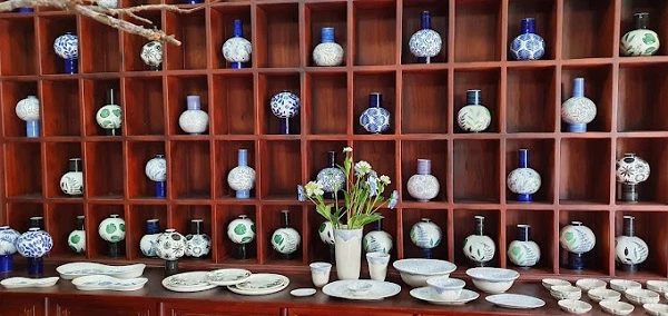 Phòng trưng bày sản phẩm gốm sứ Quang Vinh.