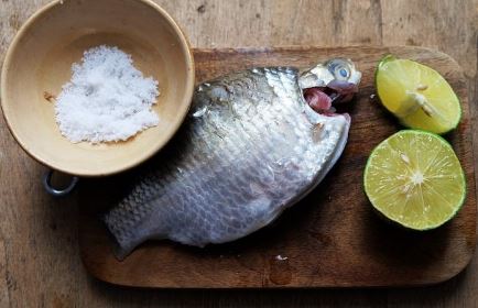 Rửa cá bằng nước lã là không đủ, ngâm trong loại nước này 2 phút để khử sạch mùi tanh, thịt cá mềm ngọt