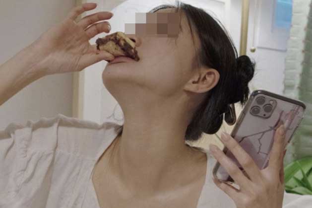 4 hành vi trong khi ăn uống đang âm thầm “phá hủy” dạ dày nhưng người càng trẻ tuổi càng thích làm