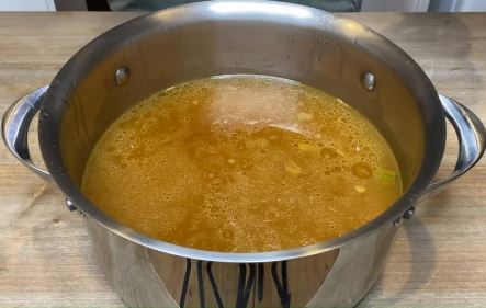 Mẹo chọn gà ngon và cách nấu nước dùng vàng óng, thơm lừng