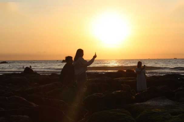 Đón nắng sớm trên bãi đá rêu Cổ Thạch, Bình Thuận