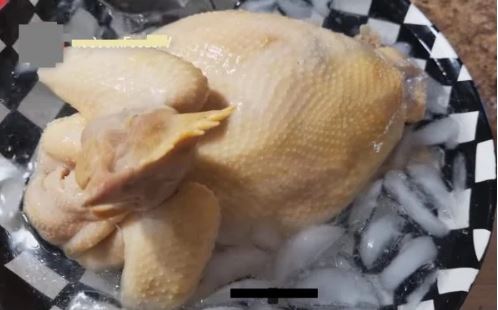 Luộc gà xong đừng vớt ngay ra đĩa: Làm thêm bước này để da vàng óng, giòn sần sật