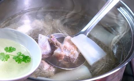 Hầm xương cho muối trước hay sau mới đúng: Đầu bếp chỉ cách nêm gia vị chuẩn giúp nước dùng trong vắt, ngọt lừ