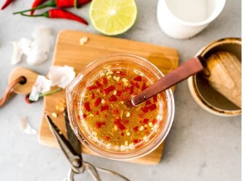 3 mẹo pha nước chấm đảm bảo tỏi ớt nổi lên trên, để lâu không chìm