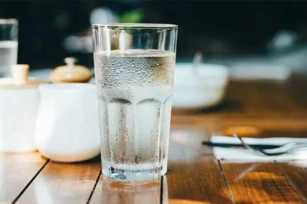 Kiểu bổ sung nước vào mùa hè nguy hiểm có thể gây sốc nhiệt, đột quỵ rất nhanh