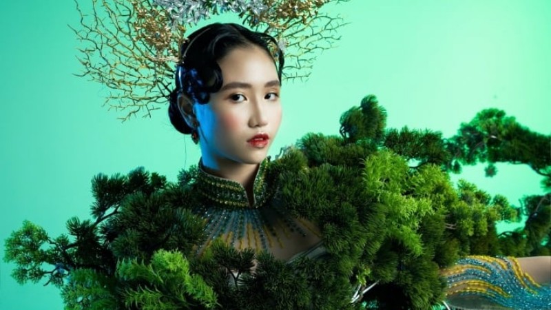 Mẫu nhí Minh Anh vẫn đầy thần thái dù "cõng" bộ đồ nặng hơn 30kg