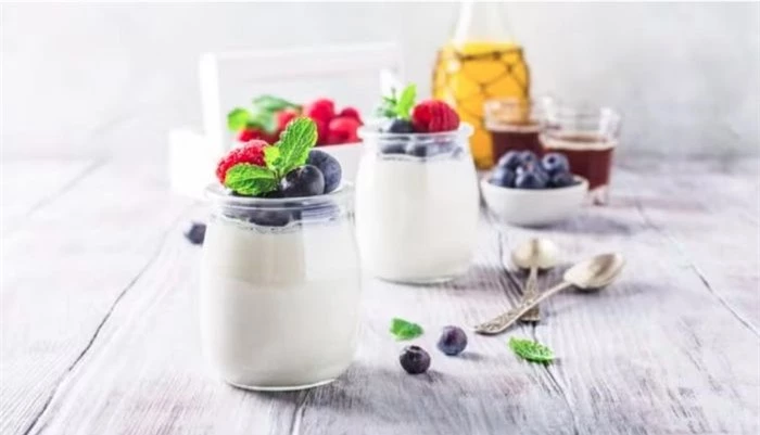 Theo nhiều nghiên cứu, đính kèm sữa chua trong chế độ ăn uống một cách thường xuyên có thể tăng cường khả năng đốt cháy chất béo của cơ thể, tăng tốc độ trao đổi chất và giúp bạn giảm cân.
