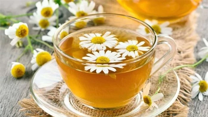 Trà hoa cúc: Trà hoa cúc có tác dụng cải thiện giấc ngủ, giảm các triệu chứng cảm lạnh, giảm viêm và cải thiện tình trạng da. Bạn có thể pha trà hoa cúc tại nhà bằng cách cho 4 thìa hoa cúc tươi (hoặc 2 thìa hoa khô) vào 1 cốc (237 ml) nước sôi. Để hoa ngâm trong 5 phút, sau đó lọc chất lỏng bằng lưới lọc. Trà hoa cúc an toàn nên bạn có thể uống hằng ngày.