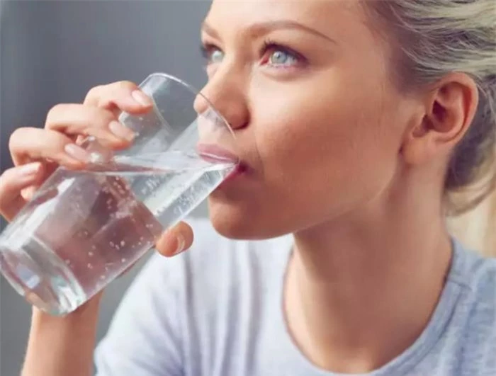 Theo các chuyên gia, để cơ thể luôn nhận đủ nước thì chúng ta cần uống ít nhất 8-10 ly nước mỗi ngày. Tuy nhiên, uống nước ở nhiệt độ thích hợp cũng rất quan trọng vì nó có tác động trực tiếp đến sức khỏe của chúng ta.