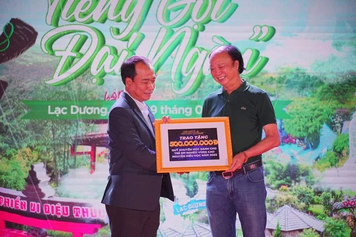 Ông Nguyễn Đình Thắng – Cố vấn cấp cao về công nghệ và tài chính Tập đoàn Liên Minh, trao tặng 500 triệu đồng cho Phó Chủ tịch UBND huyện Lạc Dương.