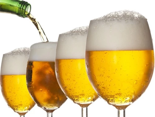 Uống bia dù ít hay nhiều cũng đều có nguy cơ suy giảm não bộ. Ảnh minh họa 