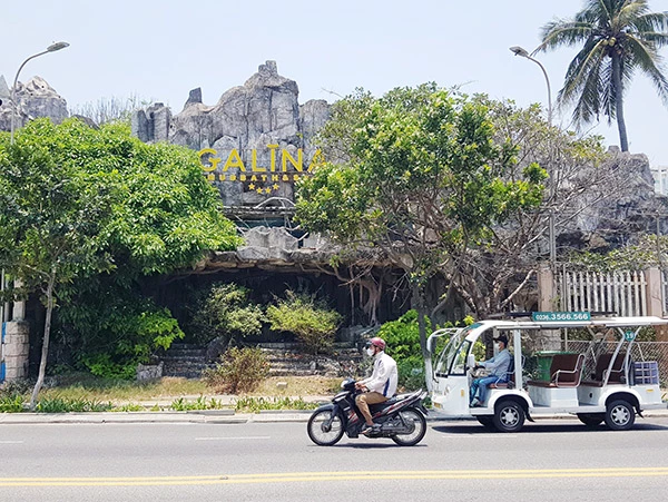 Số lượng doanh nghiệp rút lui khỏi thị trường tăng mạnh khiến nguồn thu nội địa của Đà Nẵng sụt giảm (Trong ảnh: Một cơ sở dịch vụ từng có tiếng ở khu vực trung tâm du lịch biển Đà Nẵng nhưng nay đang phải rơi vào canhrh bỏ hoang)