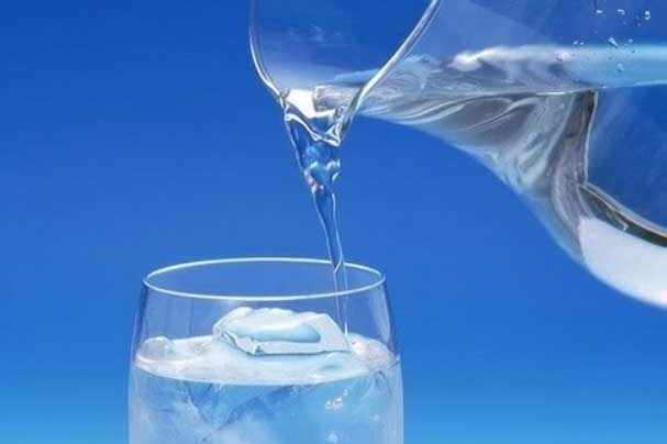 Tác hại của việc uống nước lạnh vào mùa hè