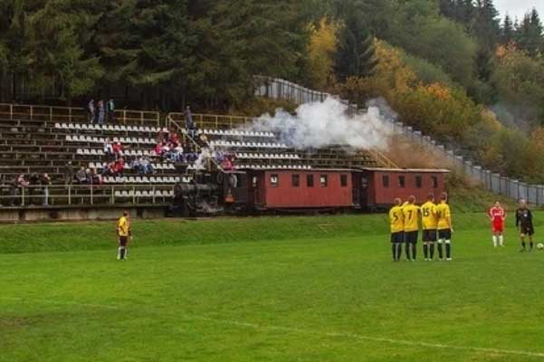 Kỳ thú tuyến đường sắt “độc nhất vô nhị” chạy xuyên qua sân bóng