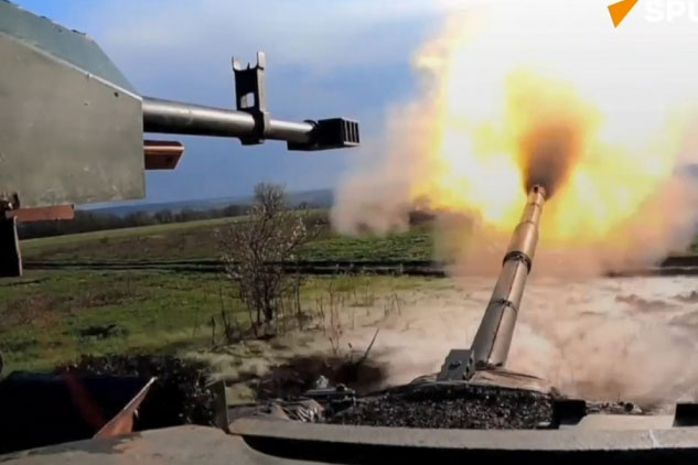 Cận cảnh xe tăng T-90M của Nga nã pháo và bắn súng máy ở Donbass