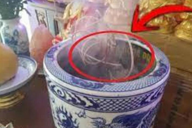 Bát hương có 3 dấu hiệu này phải thay ngay, cố giữ lại dễ mất lộc, rước họa