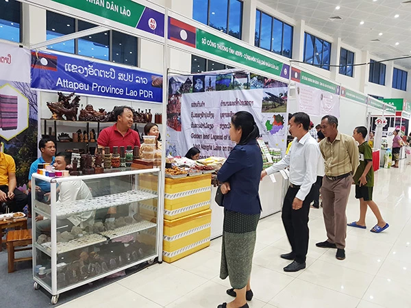 Các gian hàng của doanh nghiệp Lào tham dự Hôi chợ quốc tế EWEC Đà Nẵng năm 2022
