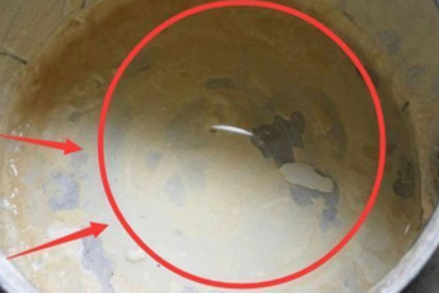 Ấm siêu tốc dùng lâu tích đầy cặn, làm cách này cặn bẩn tự bong sạch