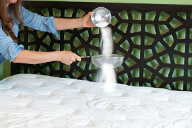 Chăn gối mùa nồm có mùi hôi mốc: Không cần giặt, hãy làm theo cách này để hút ẩm, khử mùi cấp tốc