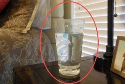 Âm thầm đặt cốc nước muối đầu giường ngủ: Việc làm nhỏ nhưng tốt hơn uống trăm viên thuốc bổ, lại chẳng tốn tiền