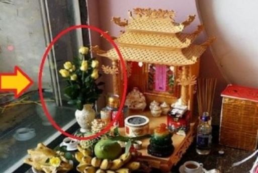 Đặt lọ hoa lên bàn thờ để bên trái hay phải mới hút lộc: Thắp hương 30 năm nhưng không phải ai cũng biết?