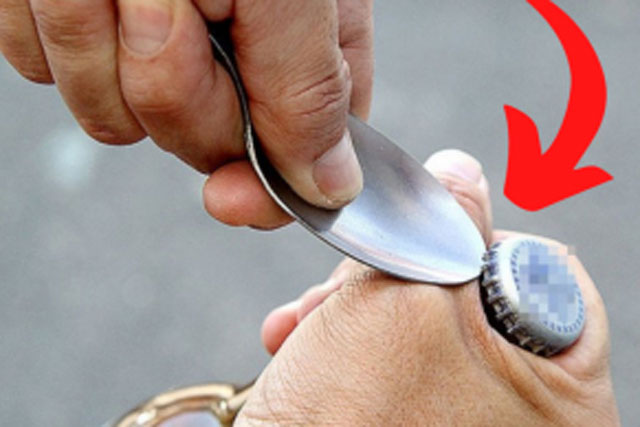 Nắp chai bia có một điểm nhỏ, cứ nhắm vào đấy mà bật, phụ nữ cũng làm đơn giản