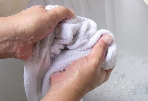 Khăn mặt, khăn tắm ố vàng xuất hiện mùi hôi, nhớt: Thả thứ gia vị này vào giặt, sạch tinh thơm tho như mới