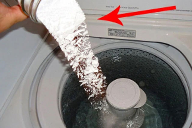 Giặt quần áo chỉ bỏ nước và máy giặt thôi chưa đủ: Thả thêm thứ này quần áo trắng tinh, phẳng lì như mới