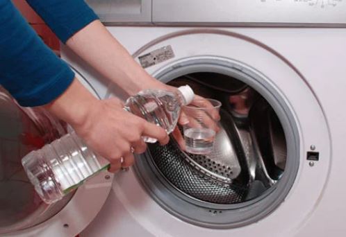 Giặt quần áo chỉ bỏ nước và máy giặt thôi chưa đủ: Thả thêm thứ này quần áo trắng tinh, phẳng lì như mới