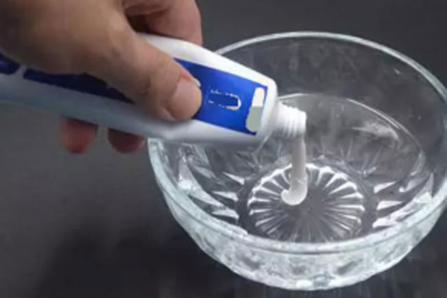 Hòa kem đánh răng với giấm trắng, giải quyết nhiều vấn đề trong nhà, không biết thật là phí