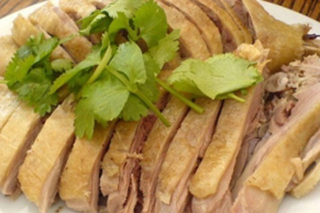 Luộc vịt chỉ bỏ nước lạnh và gừng là chưa đủ: Thả thêm thứ này vào món ăn hết sạch mùi tanh, thơm ngon