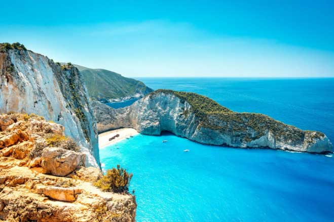 Những bãi biển sát vách đá "hút" du khách nhất thế giới