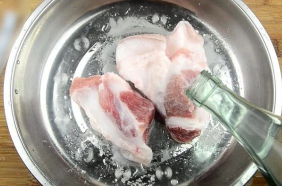 Thịt lấy từ tủ lạnh ra cứng đá: Thêm vào giọt gia vị này vào thịt mềm tan, thơm ngon như mới mua về