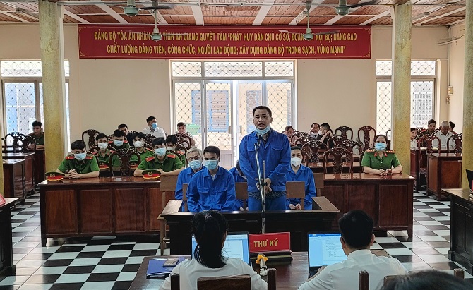 Bị cáo Trần Trí Mãnh đứng trả lời chất vấn của Hội đồng xét xử 