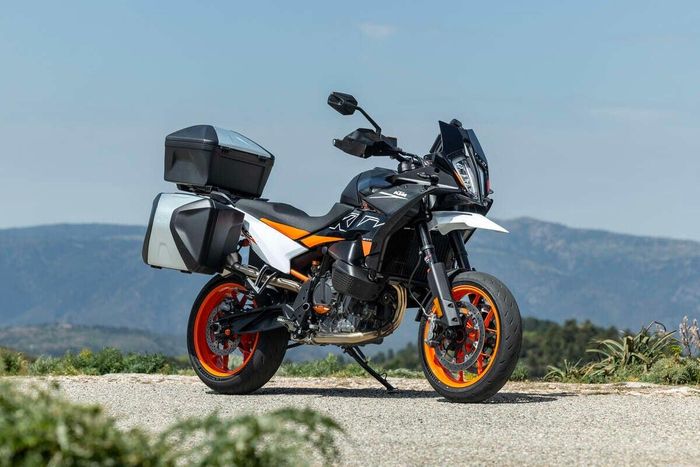 Chi tiết KTM 890 SMT 2023 vừa trình làng