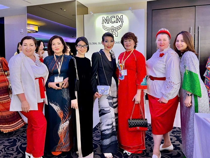Nữ doanh nhân Nguyễn Thị Bích Huệ (thứ 3 từ phải sang) cùng các nữ đại biểu các nước tham dự Hội nghị thượng đỉnh phụ nữ toàn cầu 2023.