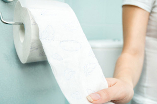 Phụ nữ có nên lau 'vùng kín' bằng giấy sau khi đi tiểu hay không?