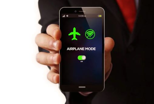 Vì sao khi đi ngủ nên để điện thoại ở chế độ máy bay?