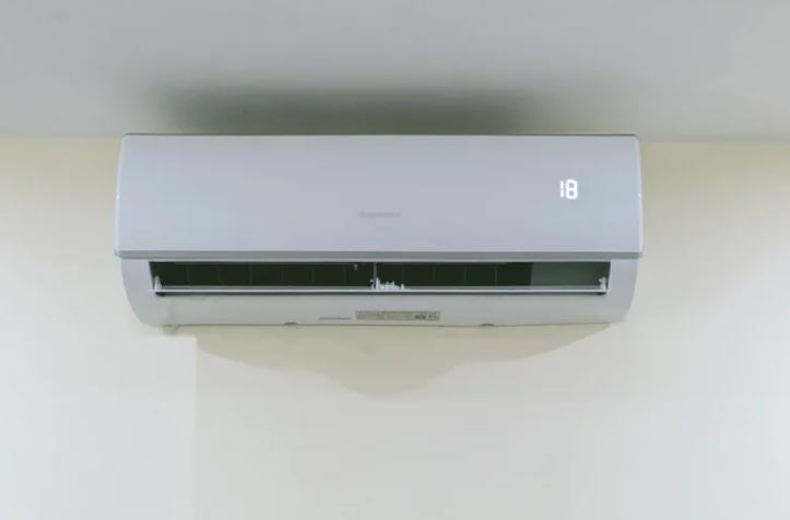 Đặt một chiếc tất lên trên điều hòa, mẹo hay giải quyết nhiều vấn đề nhà nào cũng gặp