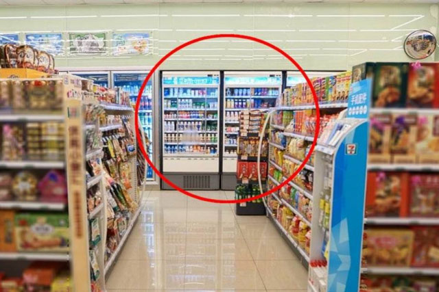 Tủ lạnh trong siêu thị tưởng đặt bừa, biết nguyên nhân ai cũng thán phục người quản lý