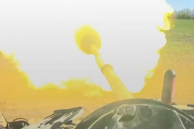 Xe tăng T-80 của Nga nã pháo theo tọa độ vào binh sĩ Ukraine ẩn nấp trong nhà