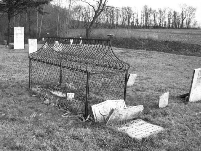 Sự thật rùng rợn ngôi mộ bọc lồng sắt kỳ dị nhất thế giới