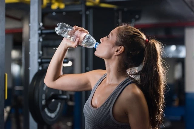 Uống nước lọc là tốt nhưng uống kiểu này tăng nguy cơ phù não, tử vong - Ảnh 2.
