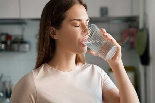 Uống nước lọc là tốt nhưng uống kiểu này tăng nguy cơ phù não, tử vong